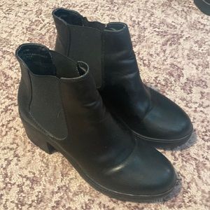 Steve Madden heeled Chelsea boots!